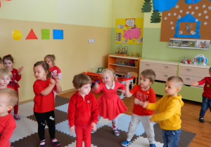 Tańczące dzieci z grupy maluchów