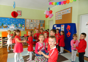Dzieci z grupy Motylków tańczą w parach z czerwonymi sercami