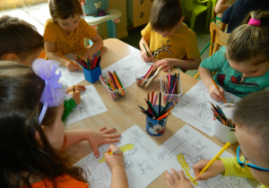 Dzieci malują kredkami rysunek wiosny