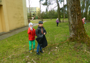 Dzieci porządkują przedszkolny ogród