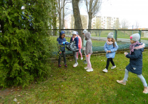 Dzieci porządkują przedszkolny ogród