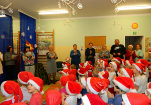 Dzieci i aktorzy śpiewają piosenkę dla Mikołaja