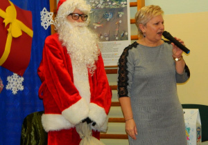 Mikołaj wraz z Panią Dyrektor rozmawiają z dziećmi