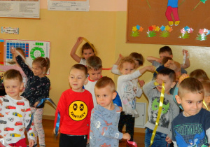 Dziewczynki i chłopcy z Wiewiórek tańczą ze wstążkami w rytm muzyki
