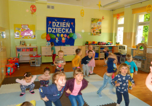 Dzieci z grupy Krasnali tańczą w rytm muzyki