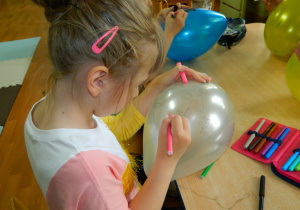 Agatka ozdabia balon według własnego pomysły
