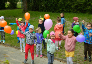 Biedronki na placu zabaw bawią się balonami