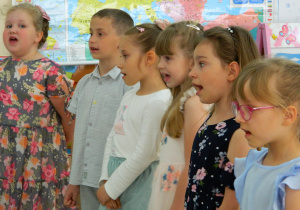 Dzieci z grupy Motylków śpiewają piosenkę