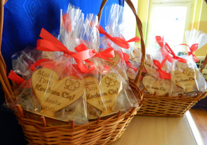 Koszyki z prezentami od maluchów - drewniane serca z napisem Kocham Cię Mamo i Tato