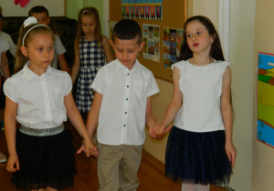 Szymon, Iga i Martynka tańczą trzymając się za ręce