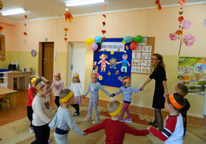 Pani Jola tańczy w kole z dziećmi z grupy Wiewiórek