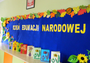 Widok napisu Dzień Edukacji Narodowej oraz laurek- upominków